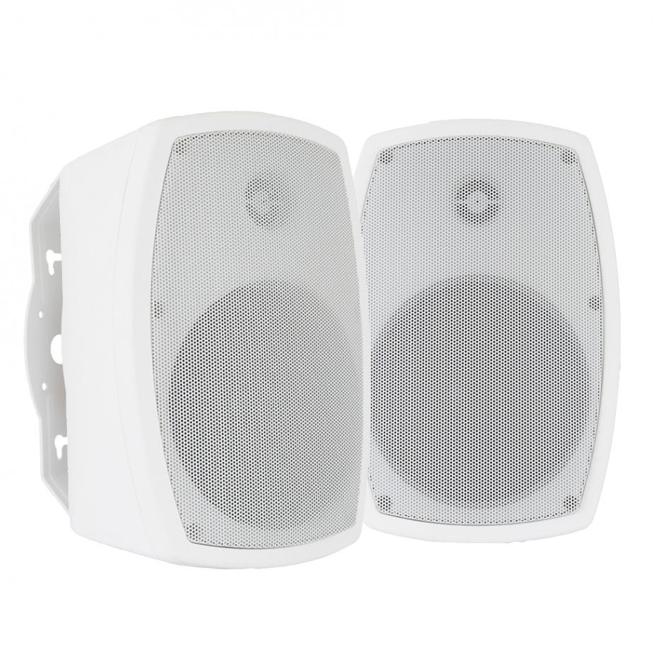 Två vita högtalare med galler, avsedda för både inomhus- och utomhusbruk.