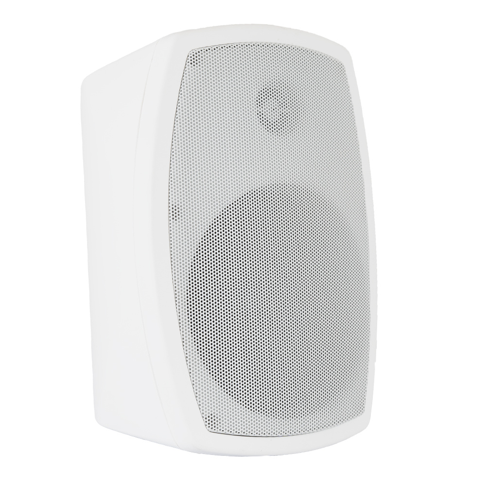 Vit utomhushögtalare med rundad form och metallegaller.