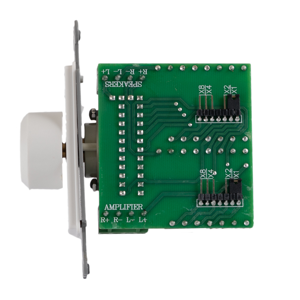 Kretskort med volymkontroll och reglage för ljudsystem.