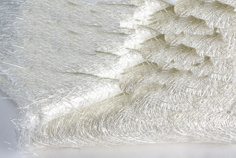 En vit, fiberrik glasfibermatta, strukturerad och platt.