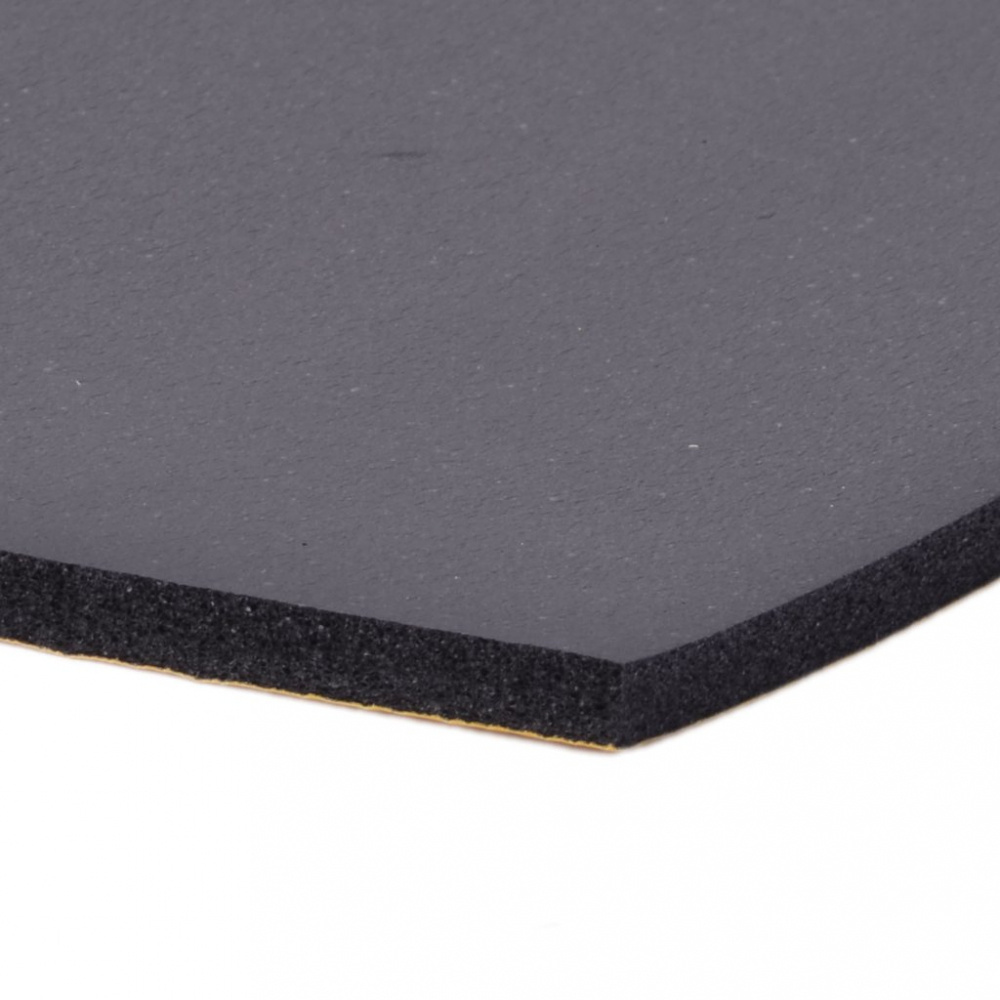 Svart ljudisolerande ark med en tjock och mjuk struktur.