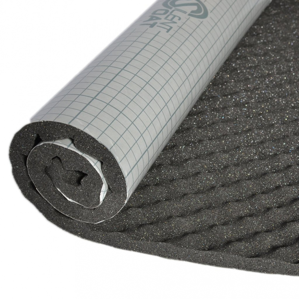 Ljudabsorberande skum i rulle, grå med rutat mönster.