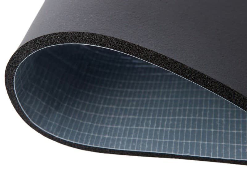 Svart gummifilt med en rutmönstrad baksida, rulle 10 meter.