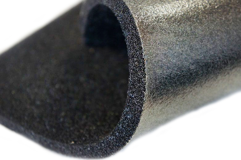 Svart skumgummi med mjuk yta, format för att absorbera vibrationer.