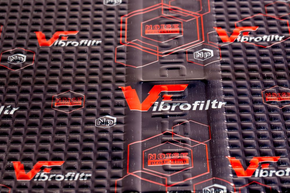 Dämpmatta med text och mönster för ljudisolering och vibration dämpning.