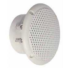 Vit marinhögtalare med rund form och perforerat galler.