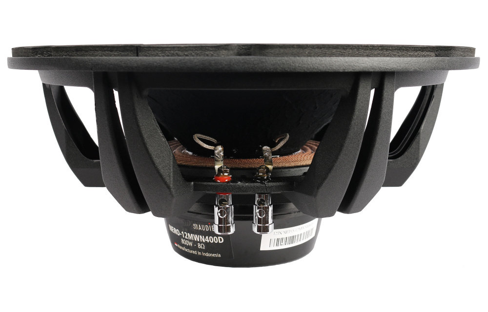 En svart midbas med anslutningar och robust design.