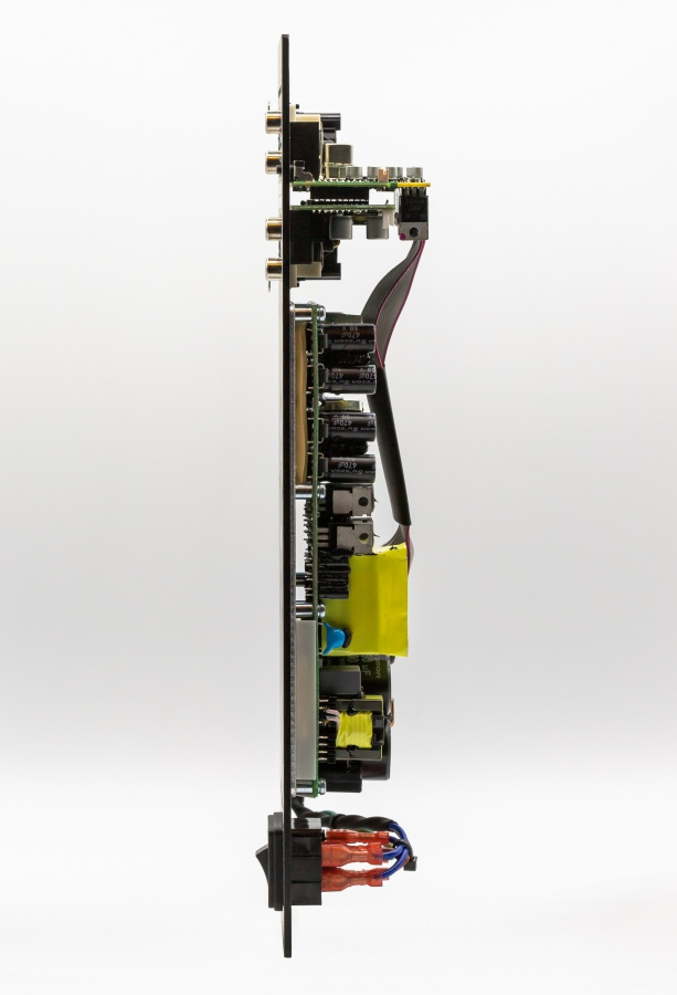 En slät, svart förstärkarpanel med kretsar och anslutningar.