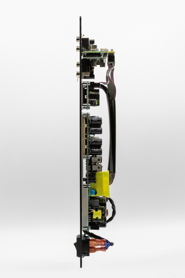 En komponent med kretskort och kontakter för ljudförstärkning.