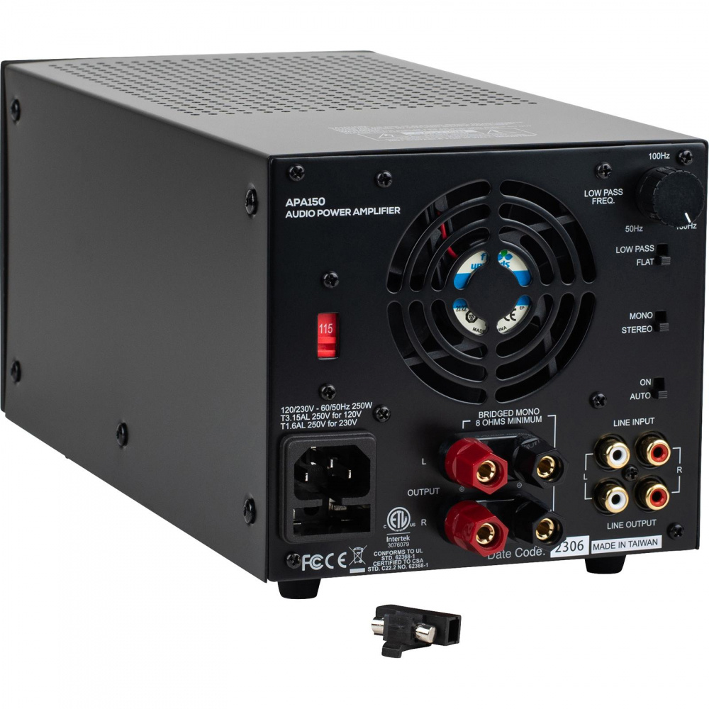 Stereoförstärkare med flera anslutningar och regler för ljudutgång.