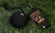 Dayton Audio Boost Mini, portabel Bluetooth-högtalare Portabel Bluetooth-högtalare med en mobiltelefon som visar musikspelare.