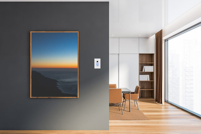 En modern inredning med en väggmonterad kontrollpanel och havsbild.