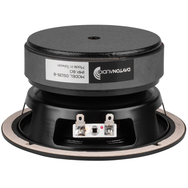 Högtalare Dayton Audio DS135-8 med svart bas och anslutningar på baksidan.
