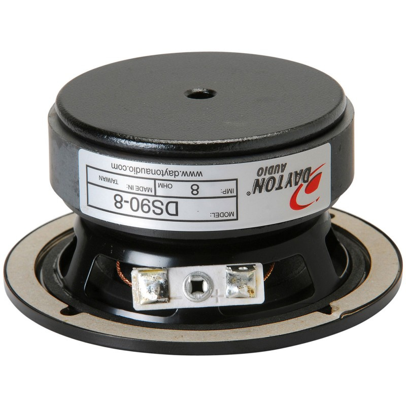 En kompakt högtalare med svart kapsling och märkning.