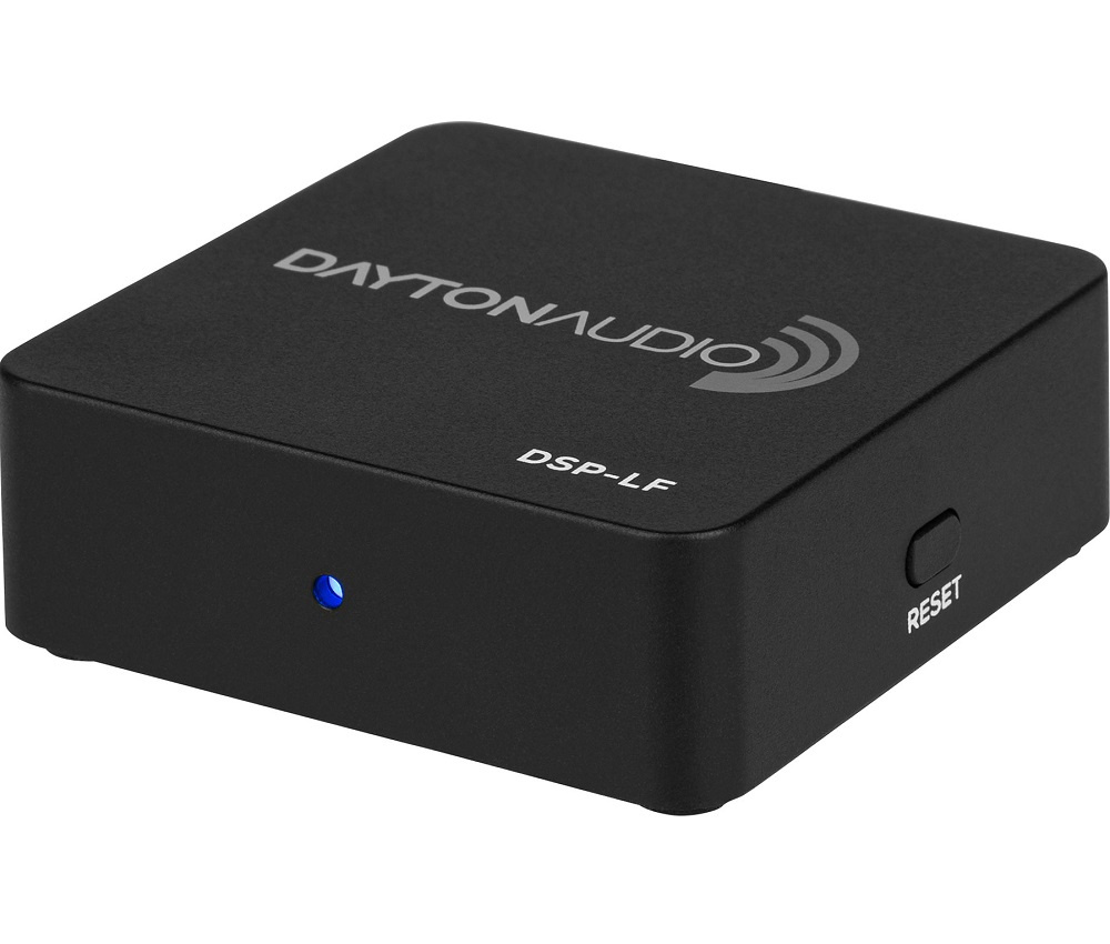 En svart enhet med logotyp, knappar och en ljusindikator.