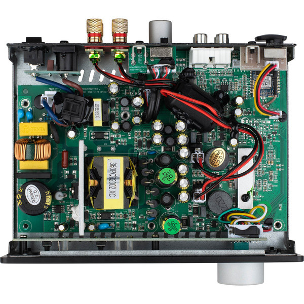 Elektronisk krets med komponenter för förstärkning och Bluetooth.