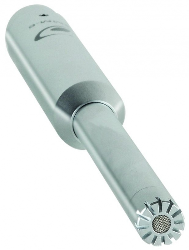 En silverfärgad mikrofon med rund spets och ett nätverk.