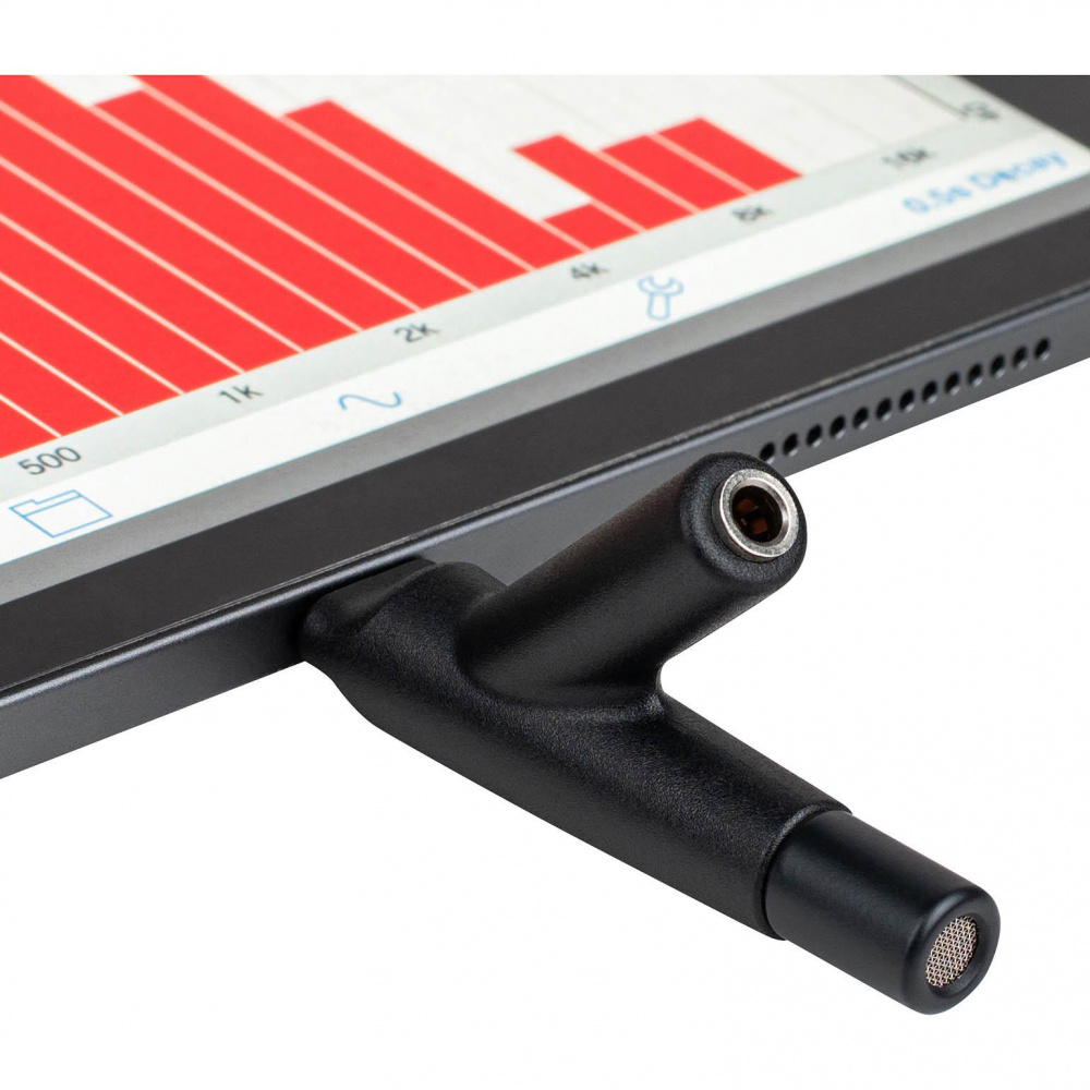 Mätmikrofon med USB Typ-C, ansluten till en skärm som visar ljuddata.