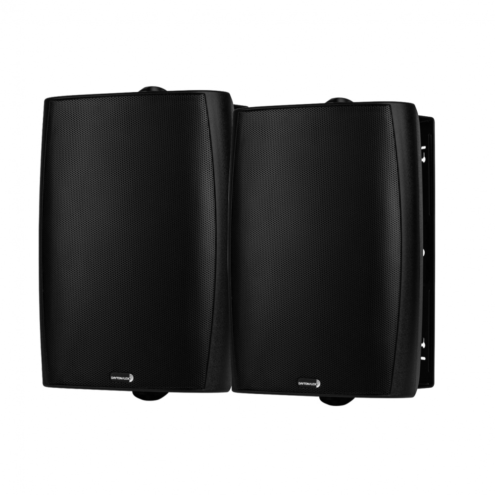 Svart par av Dayton Audio IO800BT högtalare för inomhus och utomhusbruk.