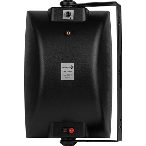 Svart högtalare med fäste, modell Dayton Audio IO800BT, för inom- och utomhusbruk.