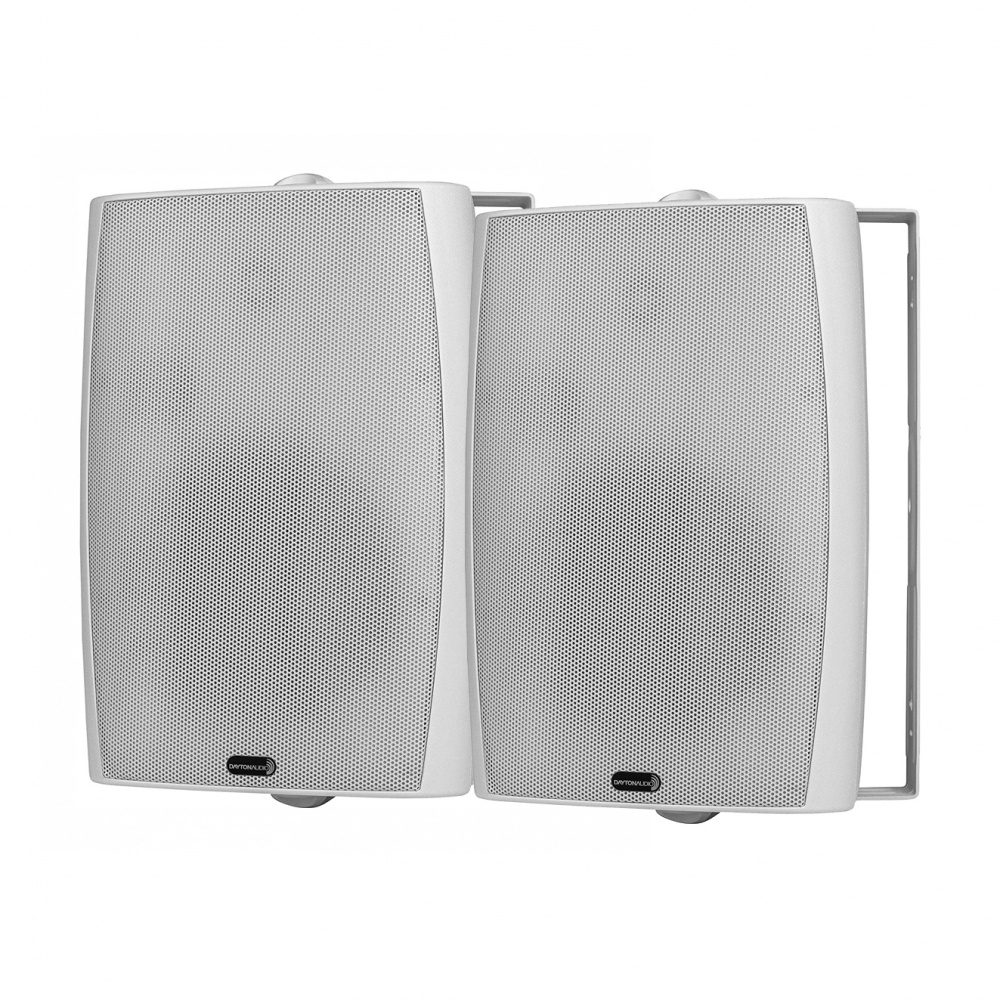 Vitt par av Dayton Audio IO800WT inom-/utomhushögtalare med perforerat galler.