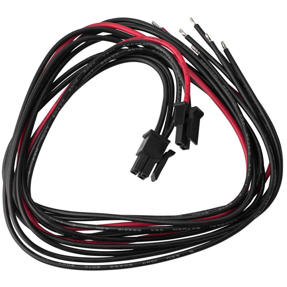 Kabelset med röda och svarta ledningar för anslutning av audioenheter.