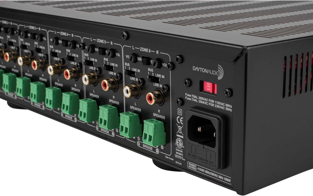 Multiroomförstärkare med flera ljudingångar och högtalarterminaler.