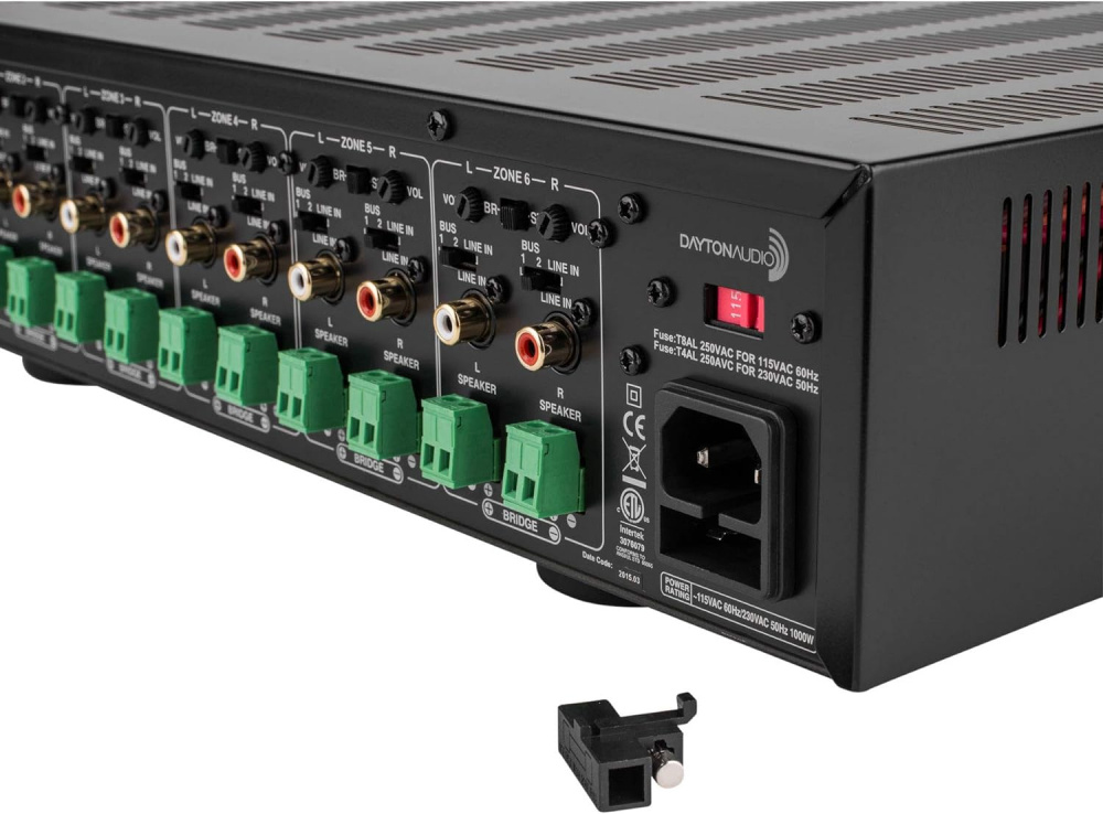 Multiroomförstärkare med flera zoner och anslutningar för högtalare.