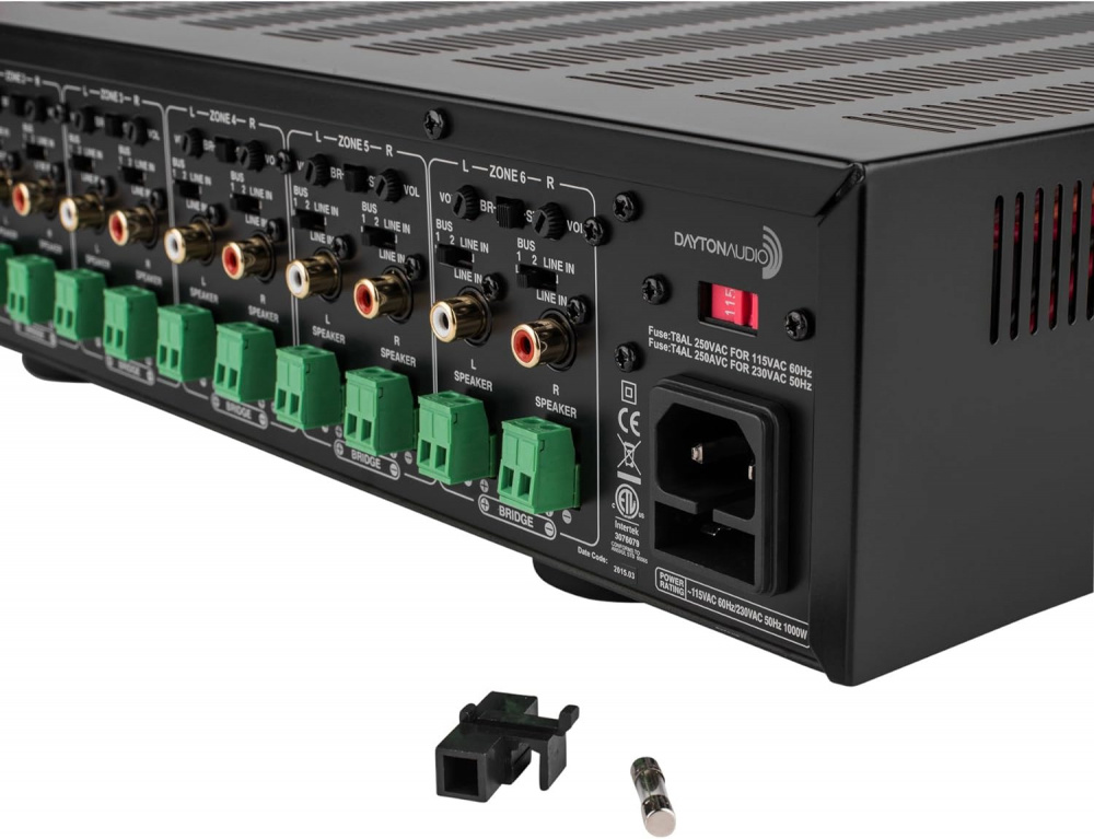 Multiroomförstärkare med flera zoner, anslutningar för högtalare och strömförsörjning.