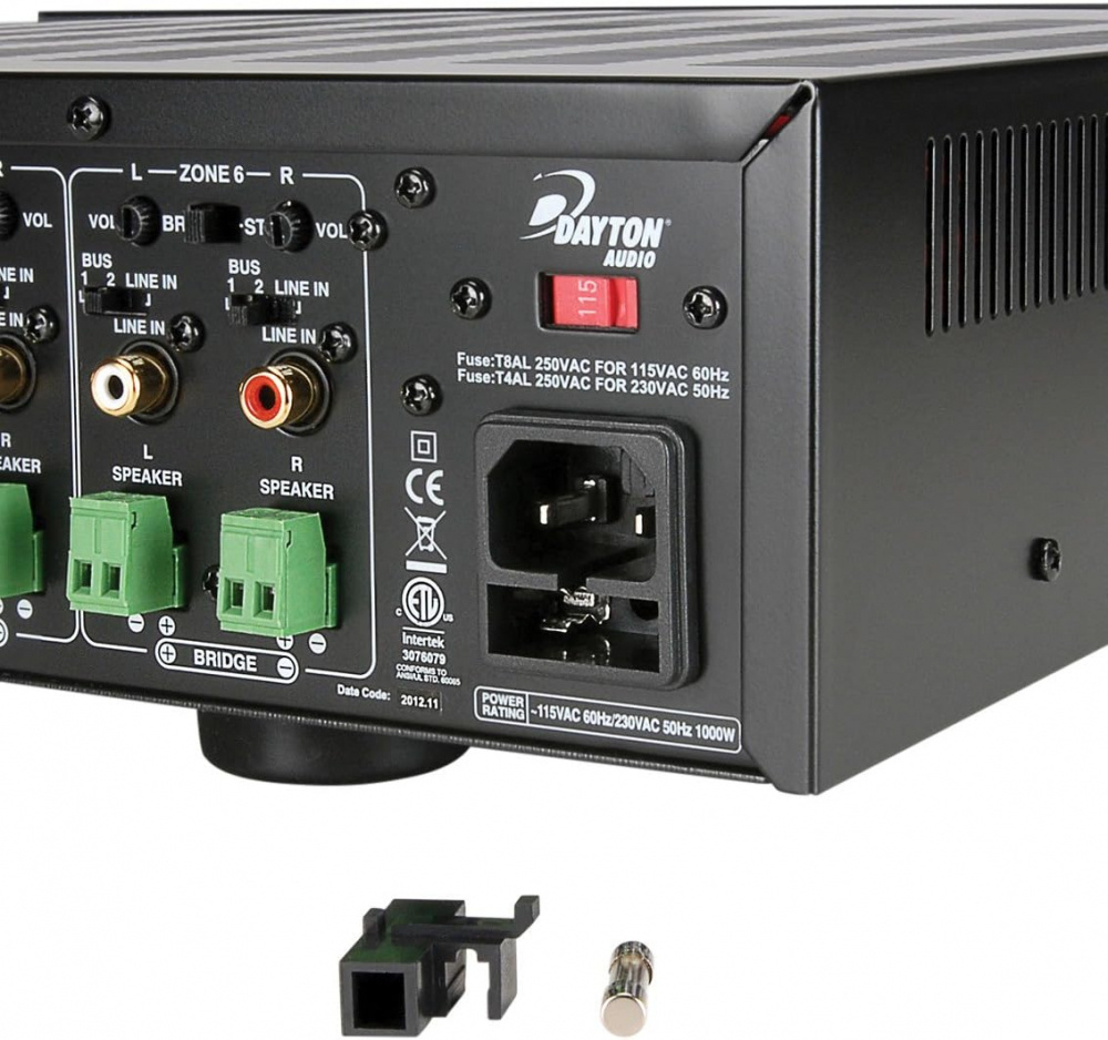 Multiroomförstärkare med anslutningar för högtalare och ström.