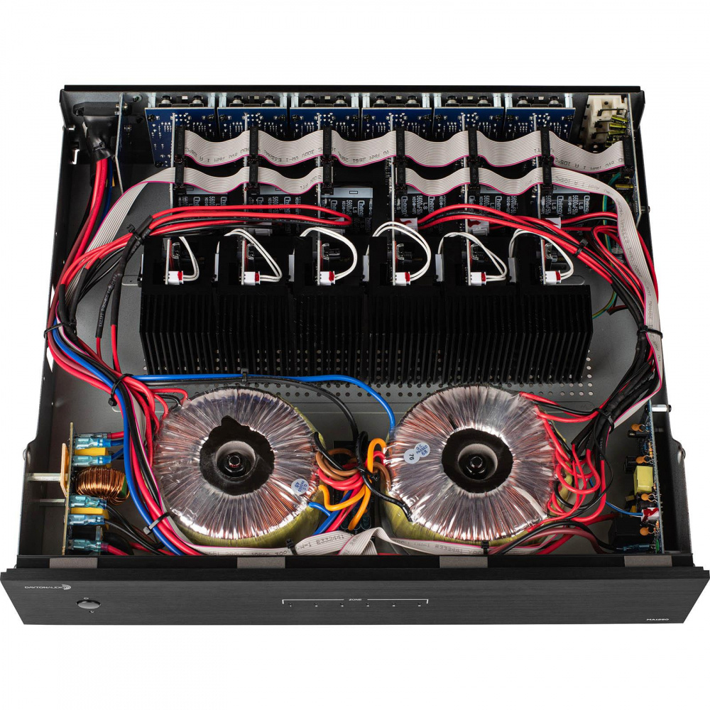 En öppen multirumsförstärkare med kablar och komponenter synliga.