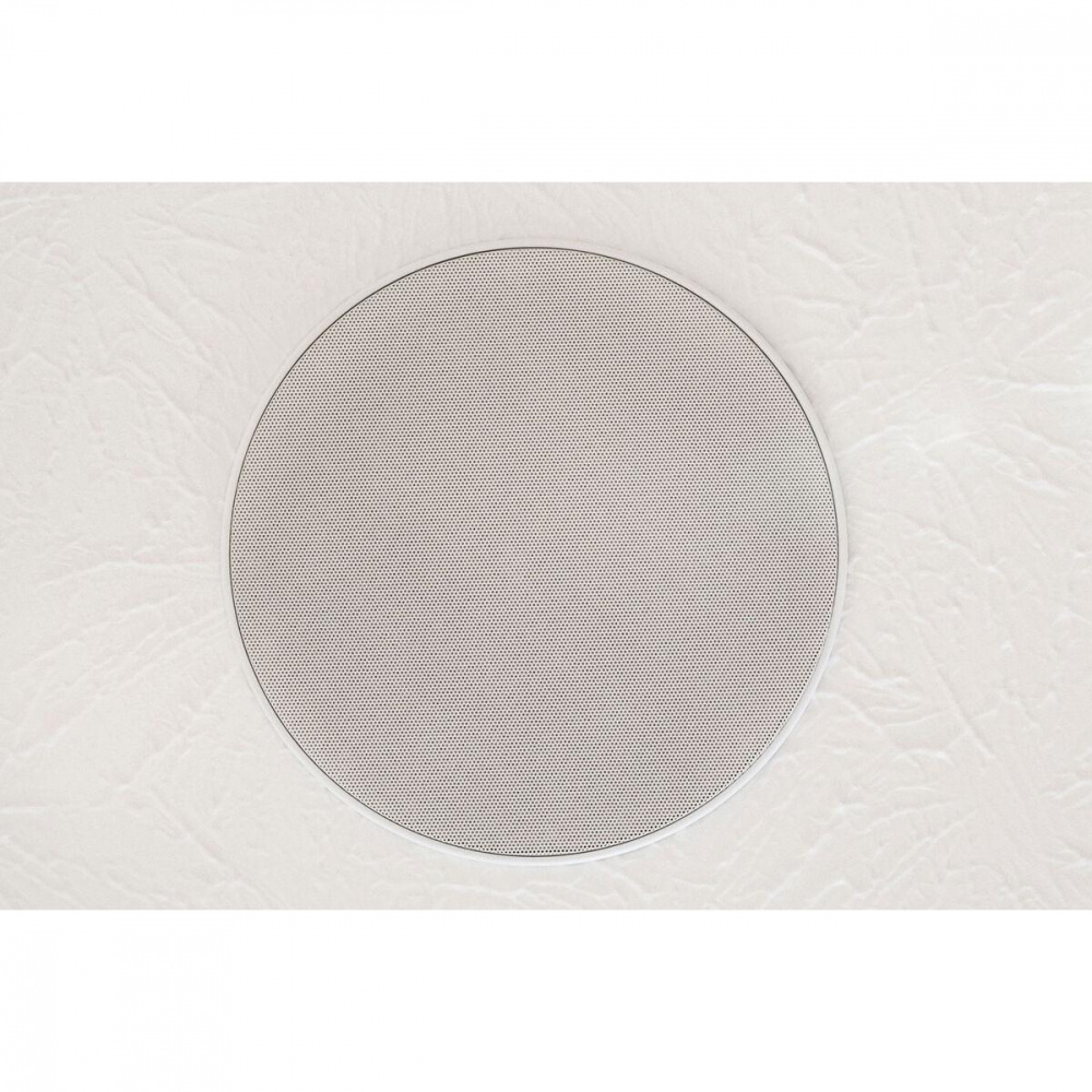 En rund inbyggnadshögtalare med metallgaller i vitt.
