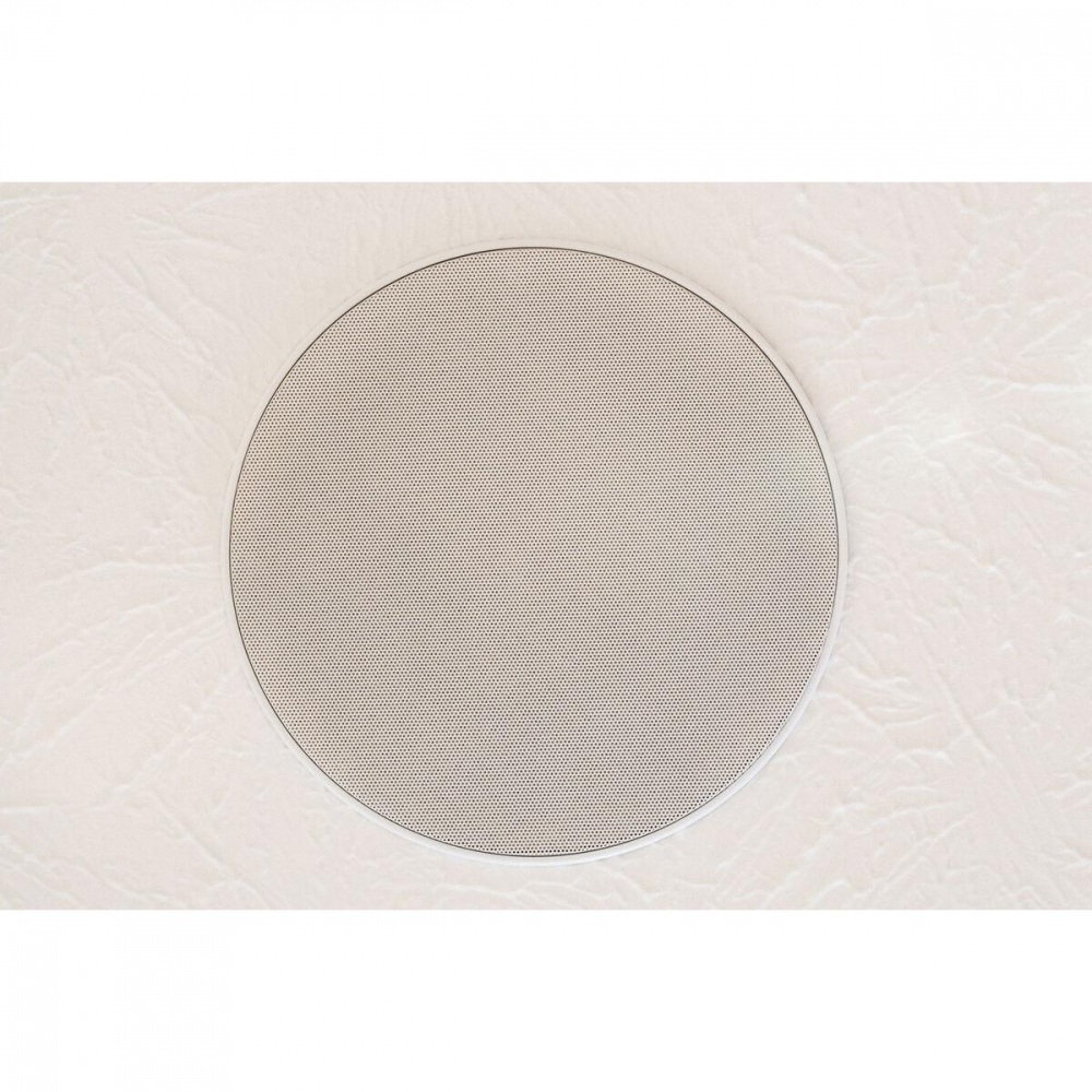 Inbyggnadshögtalare med cirkulär gallerdesign, vit finish.