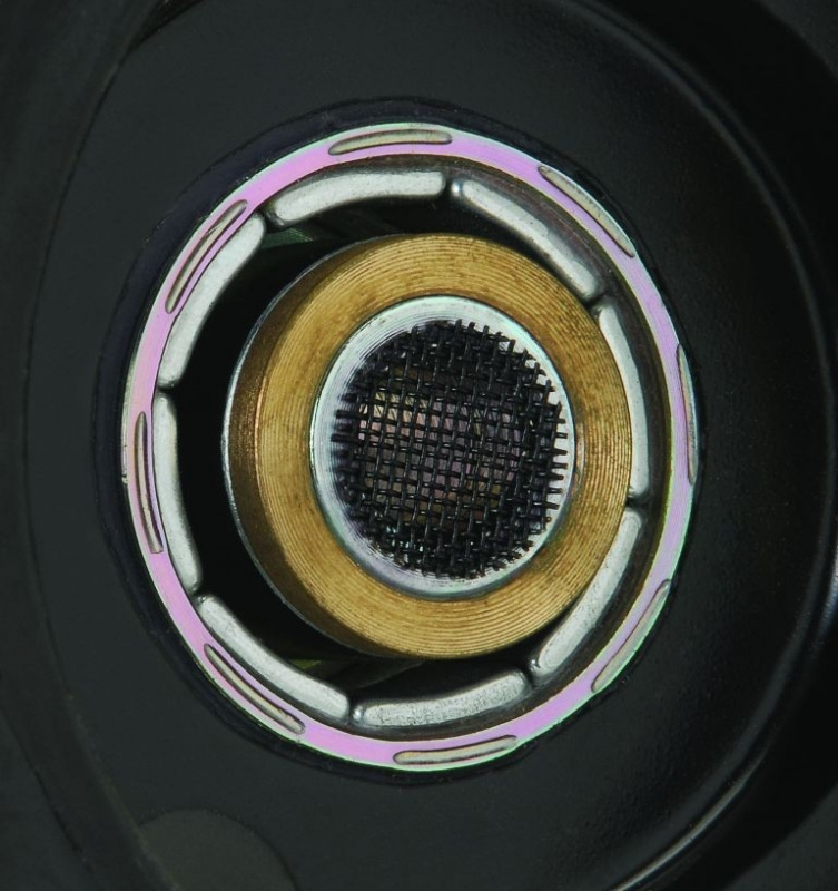 En liten högtalare med galler och metallram.