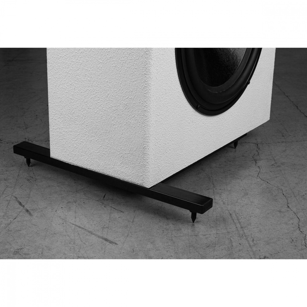 Svart metallbas under en vit låda med högtalare.