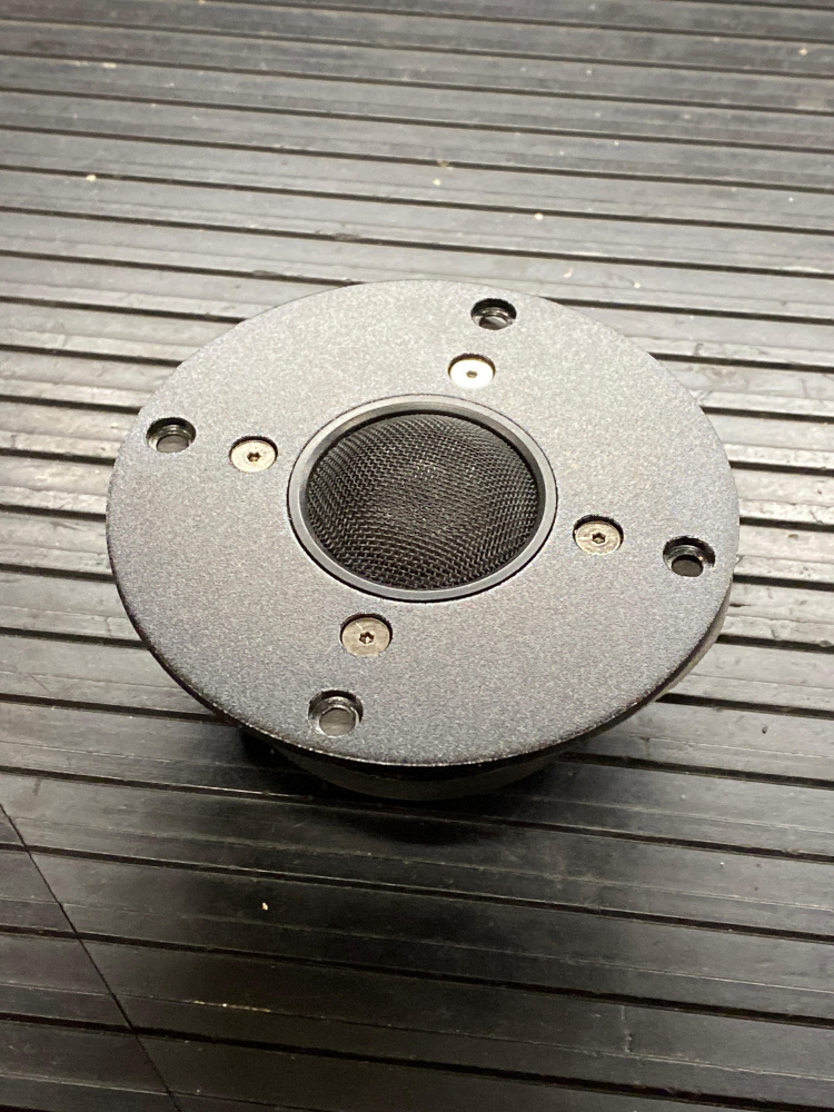 En svart högtalardiskant med monteringshål.