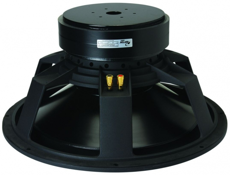 En svart subwoofer med två anslutningar och kraftig konstruktion.