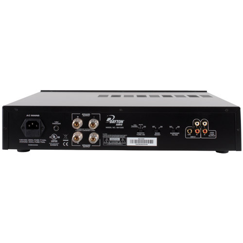 Bakpanelen av Dayton Audio SA1000 Subwooferförstärkare med anslutningar.