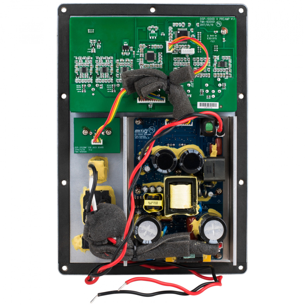 Inuti en elektronisk enhet med kablar och kretskort.