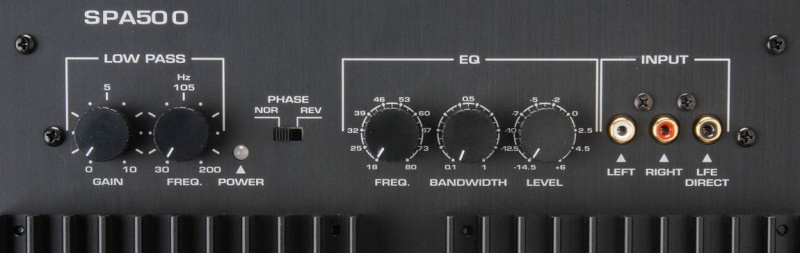 Förstärkarens bakpanel med kontroller för lågfrekvens, EQ och ingångar.