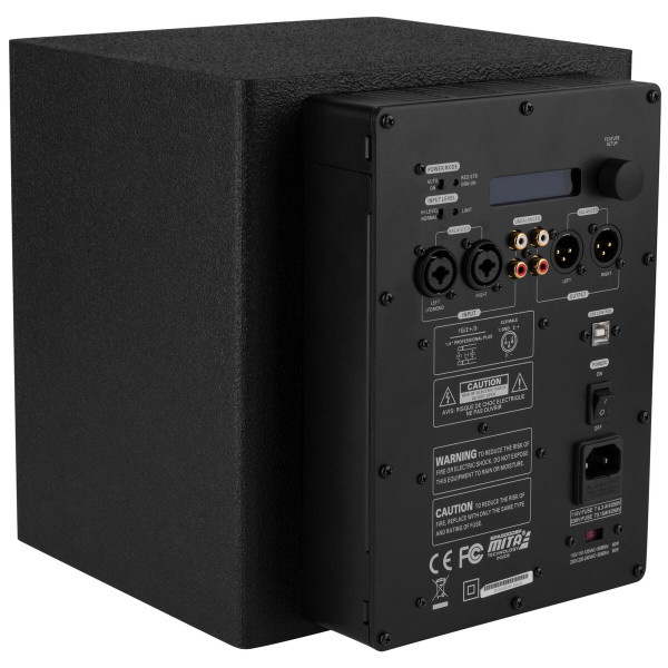 Monteringsram för ljudprodukter med anslutningar och kontroller på baksidan.