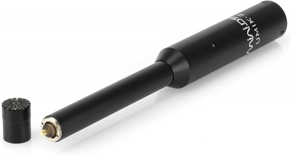 En svart USB-mätmikrofon med avtagbar laddare.