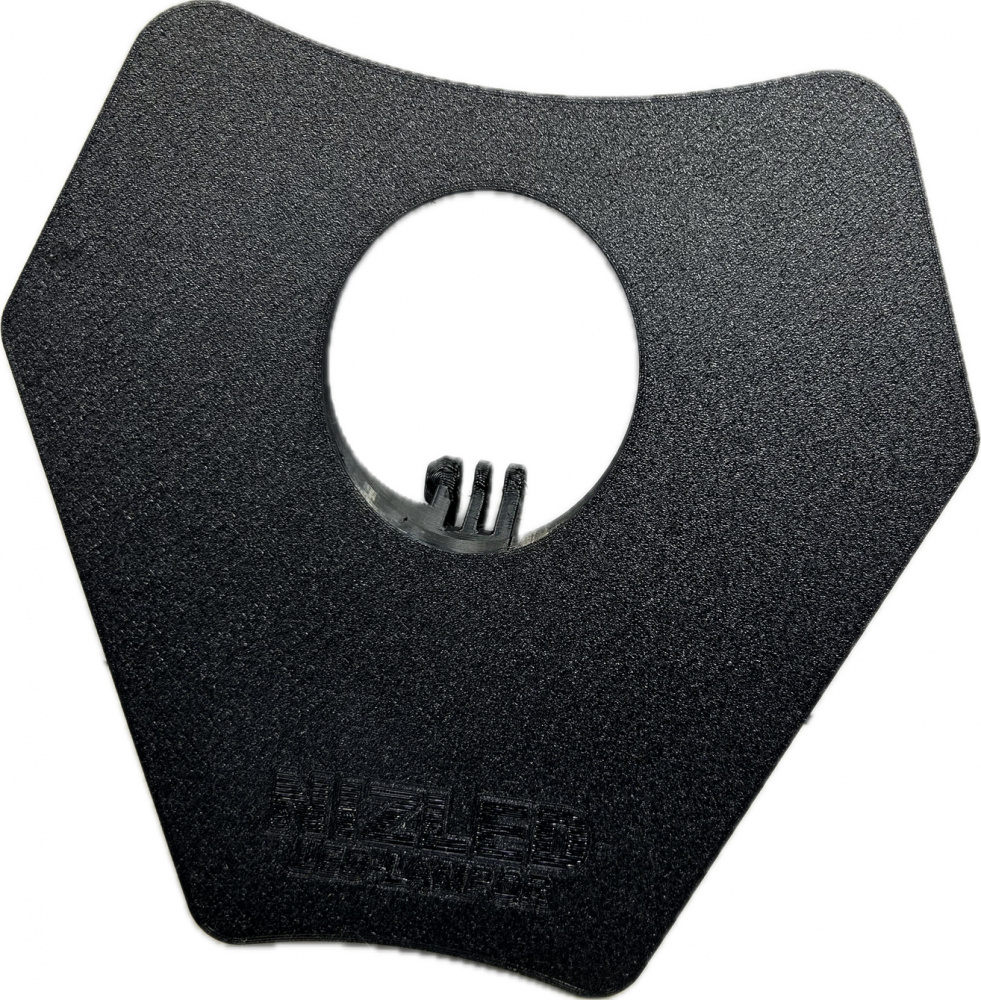 Svart lamphållare av plast med en rund öppning i mitten.