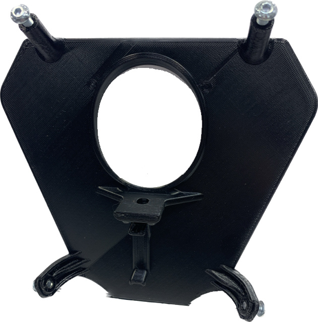 En svart lamphållare med fästen för ljus.