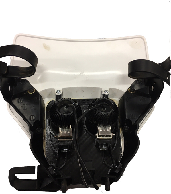 Lamphållare med plats för två R40DRL-lampor, svart och vit konstruktion.