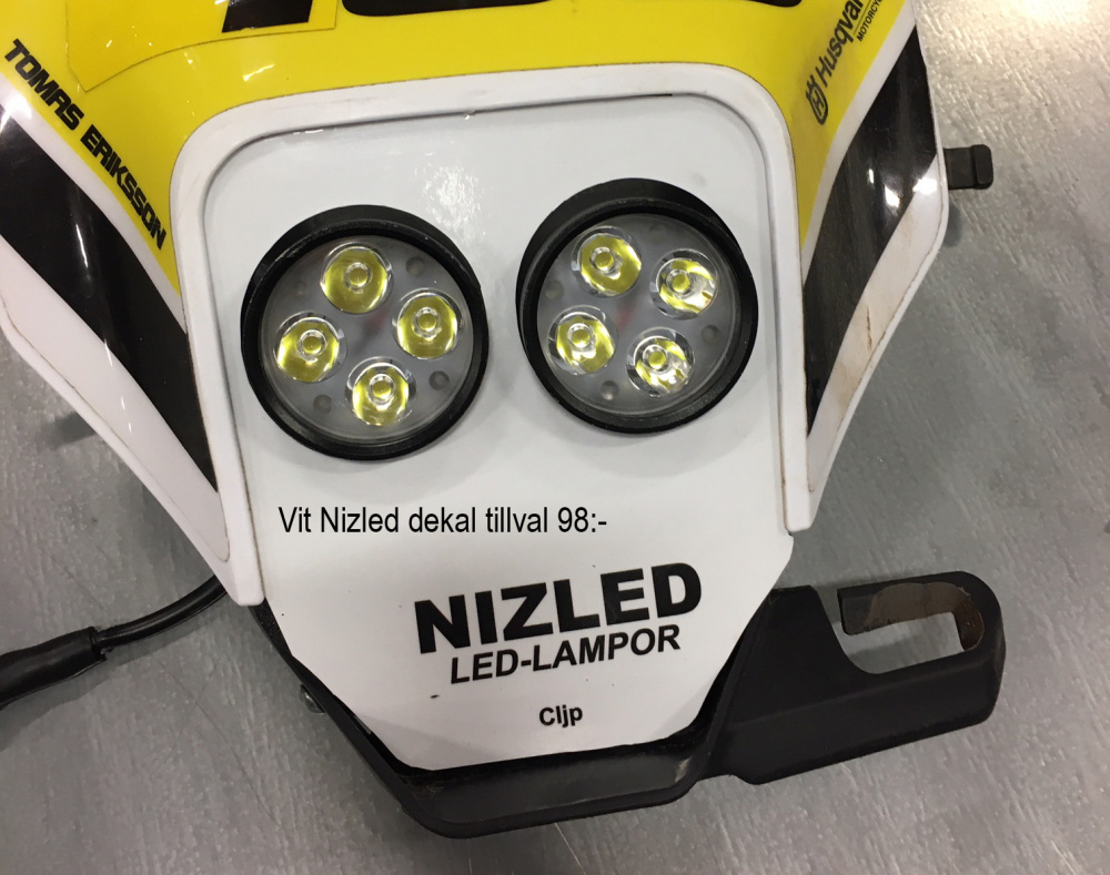 En lamphållare med LED-lampor och Nizled-märke.