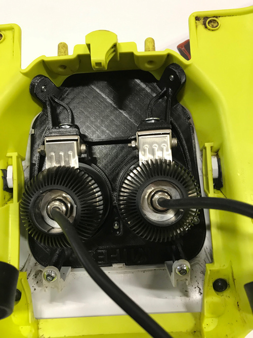 Två motorer med fläktar, monterade på en 3D-printad bas.