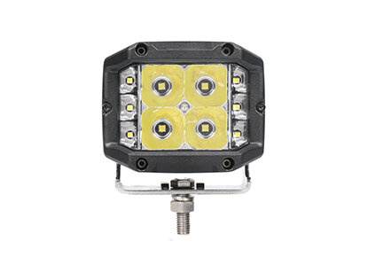 En fyrkantig LED-arbetslampa med fyra ljusdioder.
