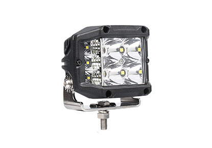 Liten fyrkantig LED-lampa med monteringsfäste och flera ljusdioder.