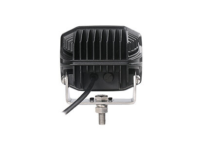 Bilden visar en svart arbetslampa med monteringsfäste och kabel.